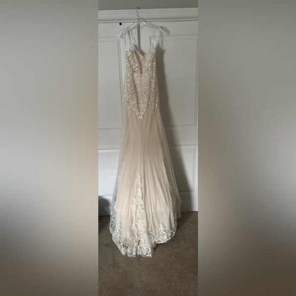 Wedding dress - Picture 2 of 5